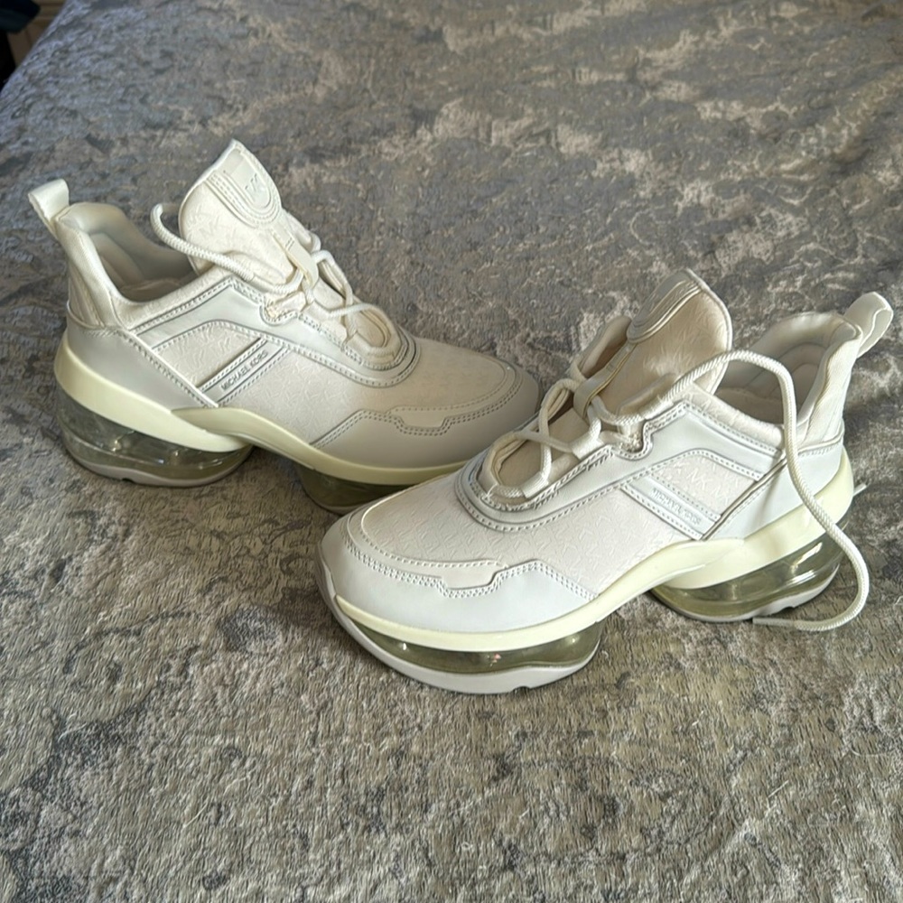 Brand new in box. White Micheal Kors sneakers